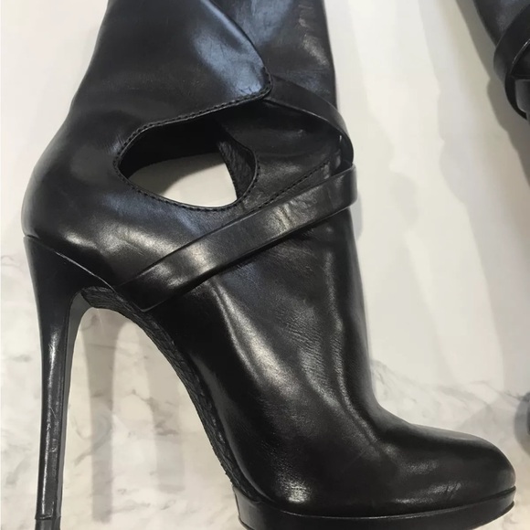B Brian Atwood Factorium leather bootie Platform heel Size 6.5. buckle detail - Picture 10 of 16
